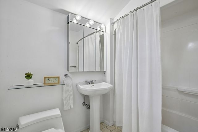 23 Club Dr, Summit City, NJ 07901