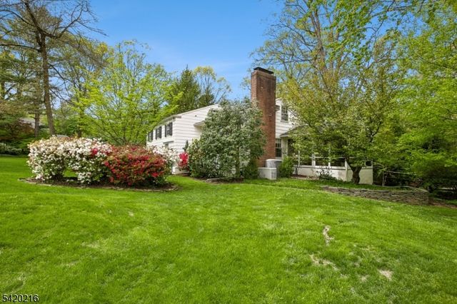 23 Club Dr, Summit City, NJ 07901