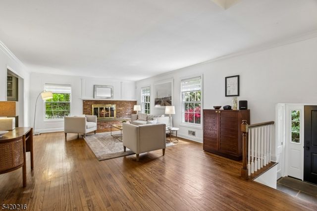 23 Club Dr, Summit City, NJ 07901