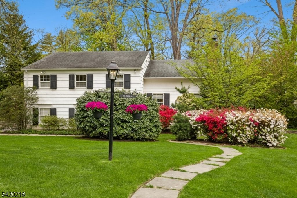 23 Club Dr, Summit City, NJ 07901