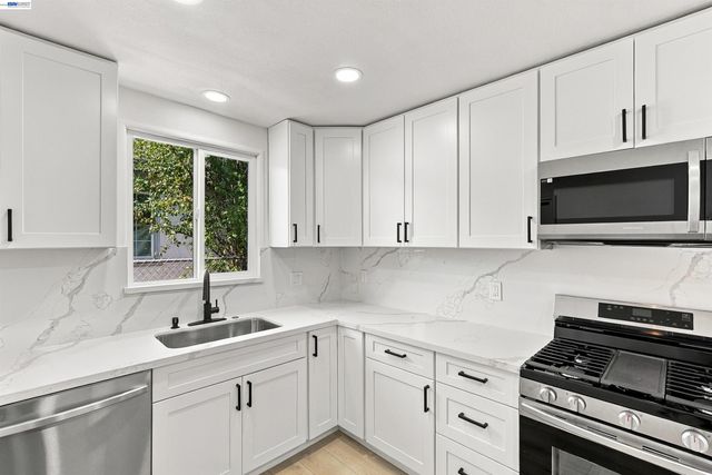 9308 F St, Oakland, CA 94603