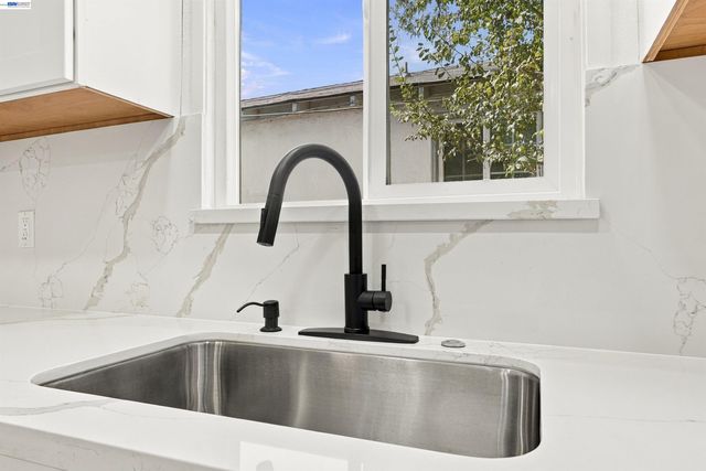 9308 F St, Oakland, CA 94603