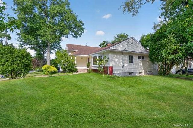 21 Oxford Boulevard, Great Neck, NY 11023