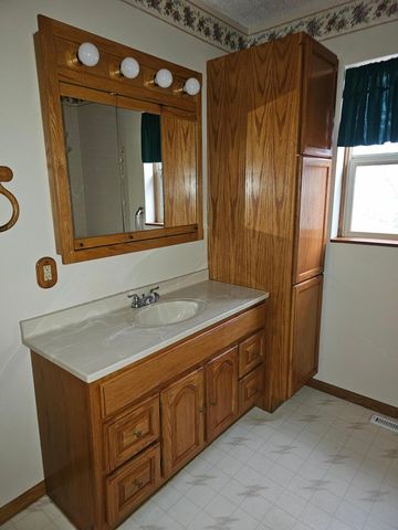 1121 S Vine Street, Fergus Falls, MN 56537