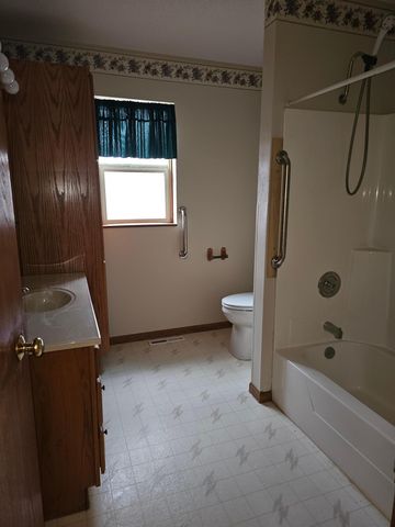 1121 S Vine Street, Fergus Falls, MN 56537