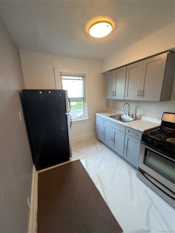 18640 Murdock Avenue 2nd Floor, Saint Albans, NY 11412