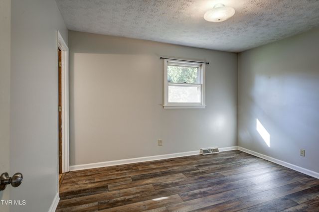 128 Pierce Lane, Johnson City, TN 37604