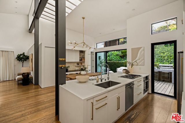 3526 Stoner Avenue, Los Angeles, CA 90066
