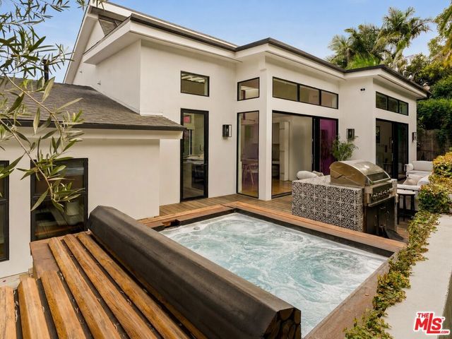 3526 Stoner Avenue, Los Angeles, CA 90066