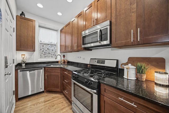 1641 W Farwell Avenue 2N, Chicago, IL 60626