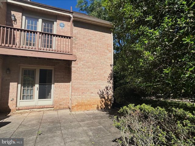 15 RAMPART DR, Wayne, PA 19087