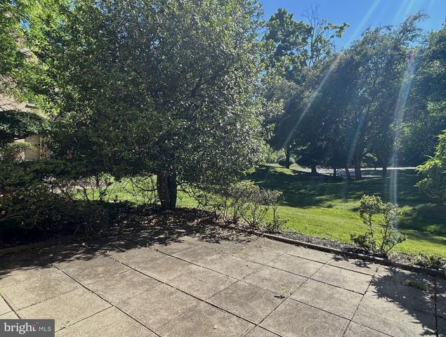 15 RAMPART DR, Wayne, PA 19087