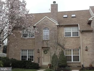 15 RAMPART DR, Wayne, PA 19087