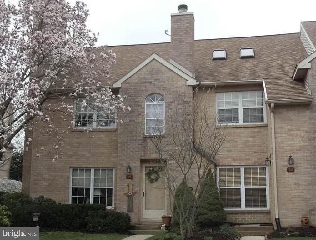 15 RAMPART DR, Wayne, PA 19087
