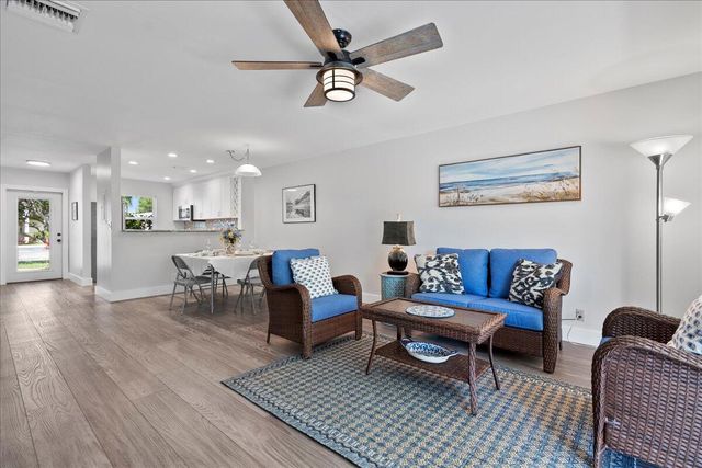 178 Lake Susan Lane, West Palm Beach, FL 33411