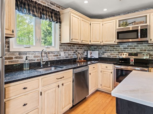 6 Maple Lane, Leicester, MA 01524