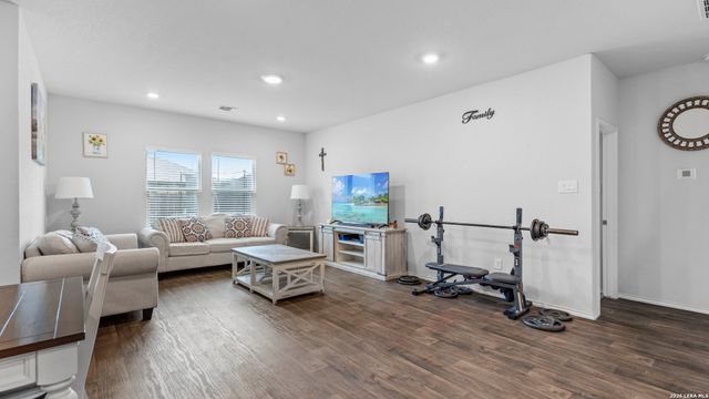 731 Monarch Dr, Seguin, TX 78155