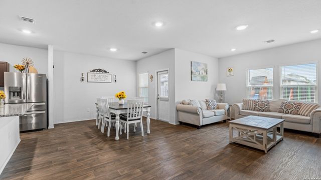 731 Monarch Dr, Seguin, TX 78155