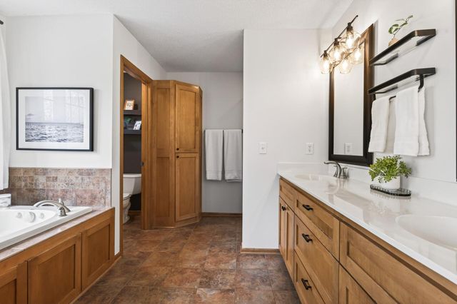 2344 Fieldstone Curve, Woodbury, MN 55129