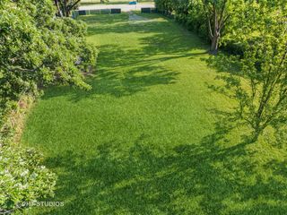 9517 W Central Road, Des Plaines, IL 60016