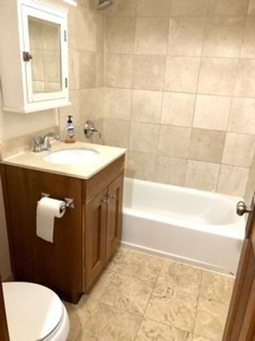 512 W Barry Avenue 206, Chicago, IL 60657