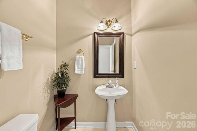 2807 Edgebrook Circle, Matthews, NC 28105