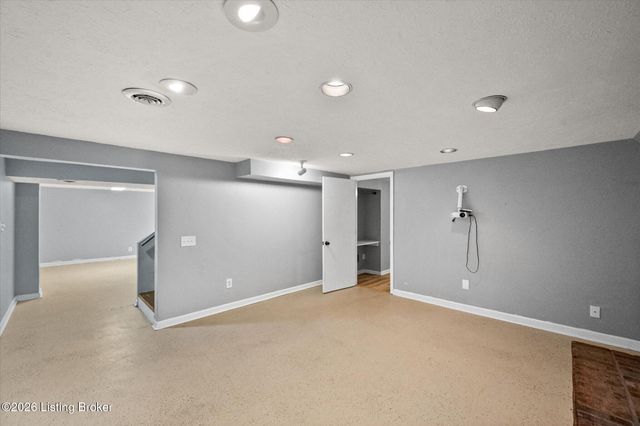 9903 Welshpool Ct, Louisville, KY 40299