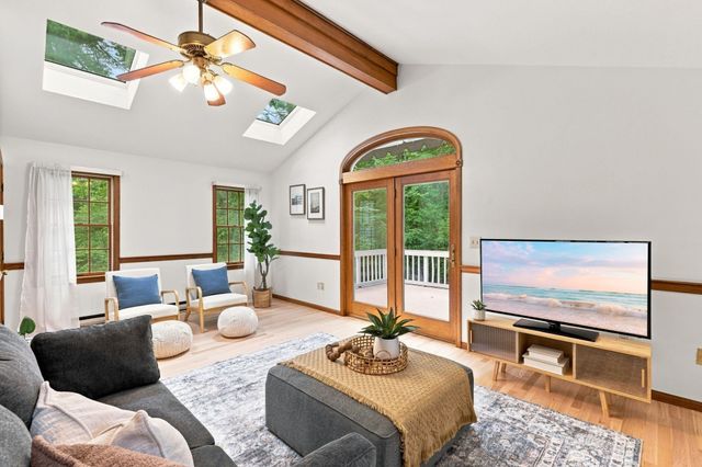 5 Regis Rd, Andover, MA 01810