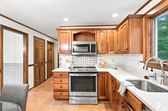 5 Regis Rd, Andover, MA 01810