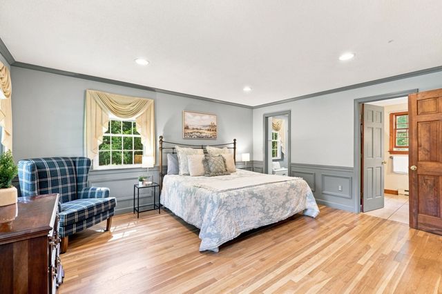 5 Regis Rd, Andover, MA 01810