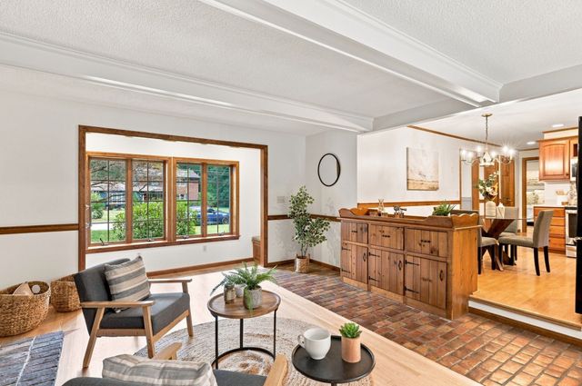 5 Regis Rd, Andover, MA 01810