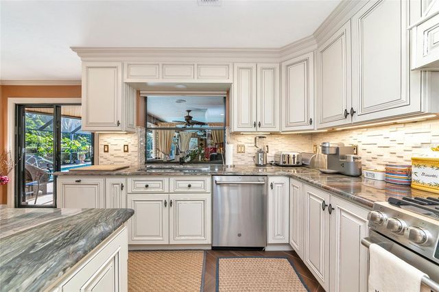 6976 COUNTRY LAKES CIRCLE, Sarasota, FL 34243