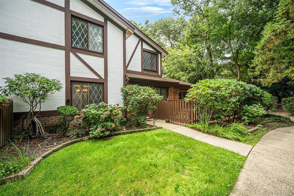 415 Clubhouse Court 51, Coram, NY 11727 — photo 2