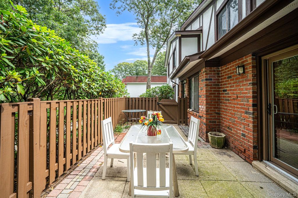 415 Clubhouse Court 51, Coram, NY 11727 — photo 3