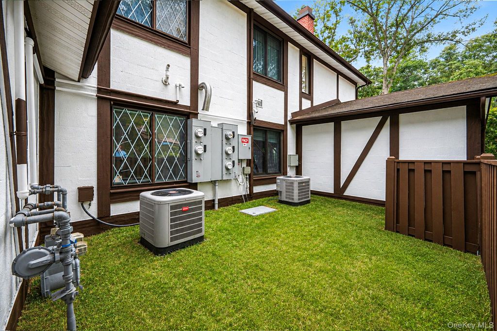 415 Clubhouse Court 51, Coram, NY 11727 — photo 4