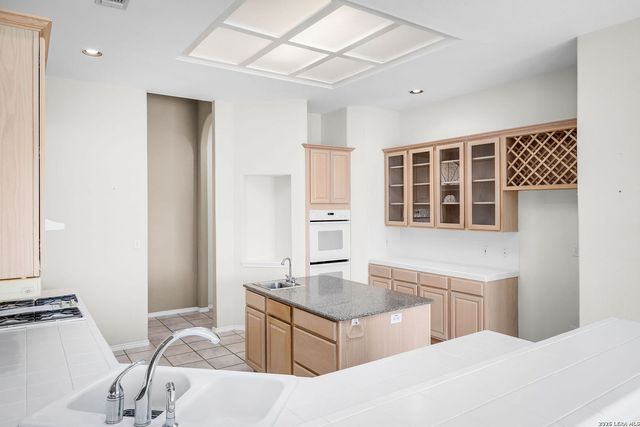 632 Lake Valley, La Vernia, TX 78121