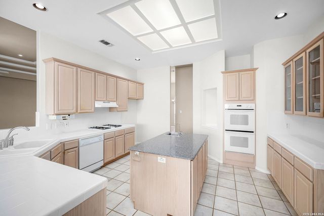 632 Lake Valley, La Vernia, TX 78121