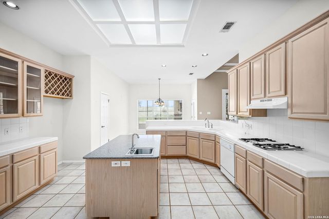 632 Lake Valley, La Vernia, TX 78121