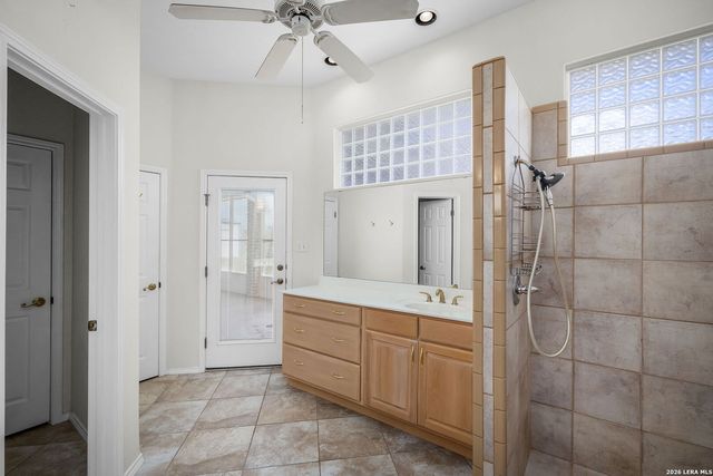 632 Lake Valley, La Vernia, TX 78121