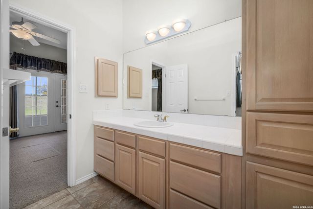 632 Lake Valley, La Vernia, TX 78121