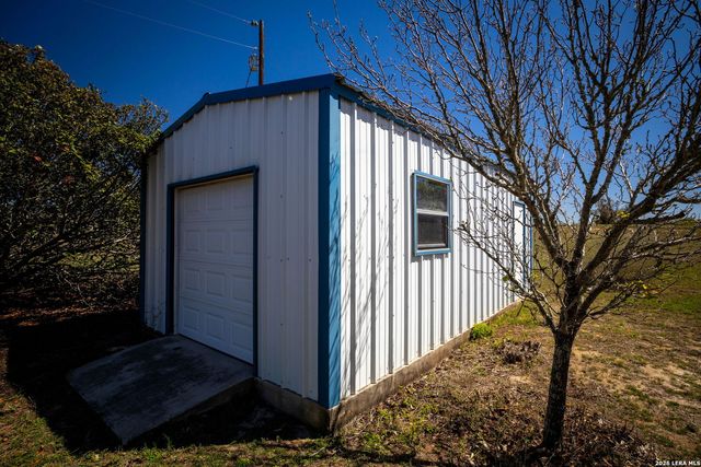 632 Lake Valley, La Vernia, TX 78121