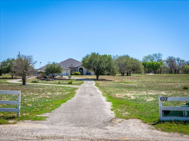 632 Lake Valley, La Vernia, TX 78121