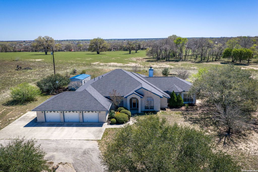 632 Lake Valley, La Vernia, TX 78121
