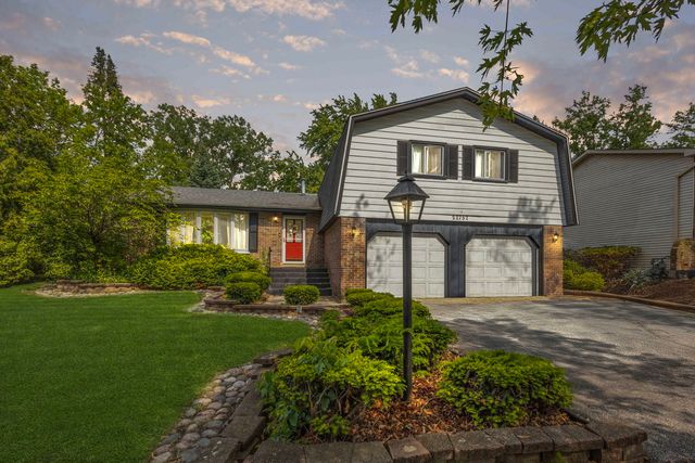 22757 Lakeshore Drive, Richton Park, IL 60471