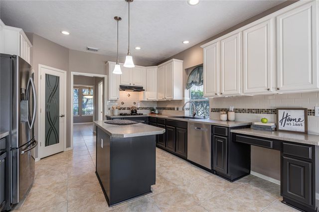 111 Oak Creek Lane, League City, TX 77573