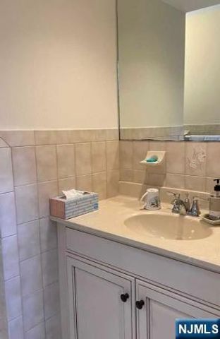 180 Myrtle Avenue, Fort Lee, NJ 07024