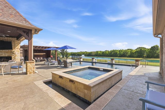 104 Brentwood Drive, Heath, TX 75032