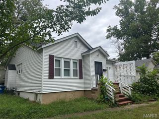 2426 Mary Avenue, St Louis, MO 63136