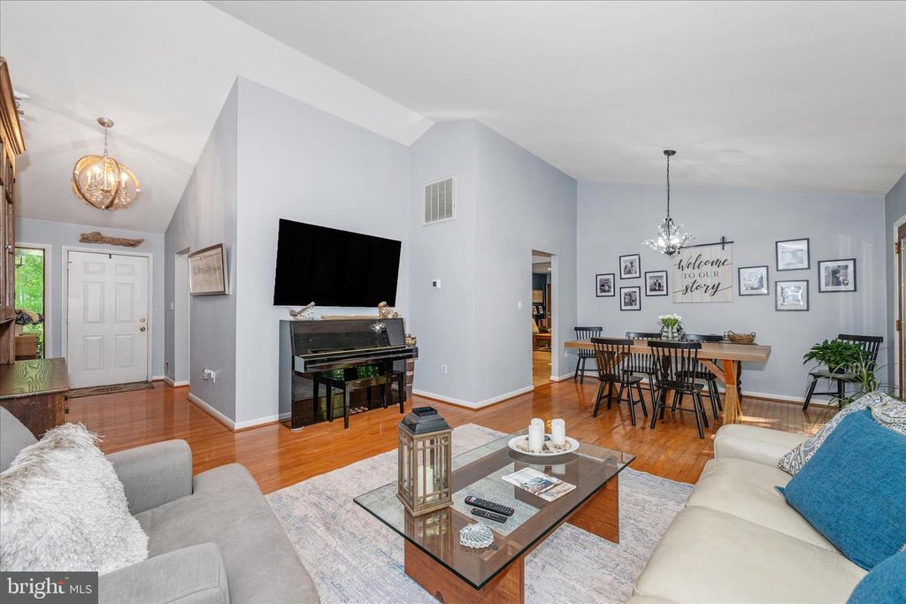 Image 8 of property listing at 3741 PINEWOOD CT, Chesapeake Beach, MD 20732