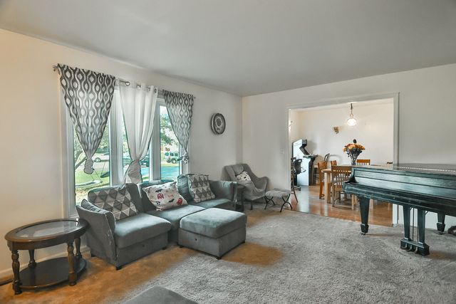 9221 Dirkshire Drive, Woodstock, IL 60098